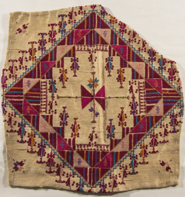 قطعة مُطرزةٌ أنتجتها نساء جمعية إنعاش المخيم، لبنان، سبعينيات القرن العشرين