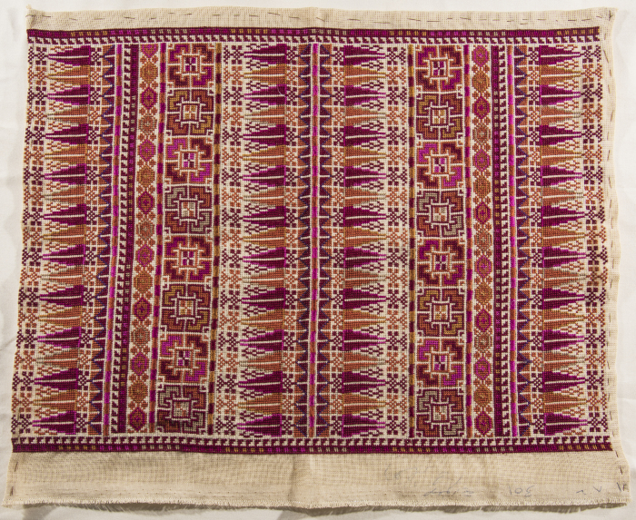 قطعة مُطرزةٌ أنتجتها نساء جمعية إنعاش المخيم، لبنان، سبعينيات القرن العشرين