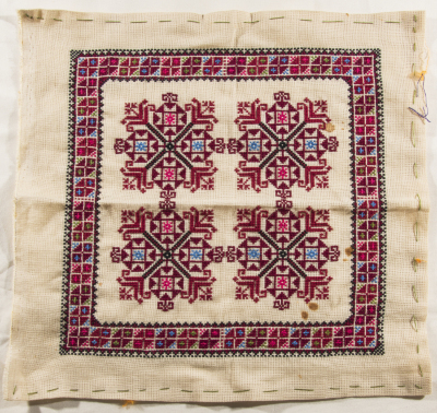 قطعة مُطرزةٌ أنتجتها نساء جمعية إنعاش المخيم، لبنان، سبعينيات القرن العشرين