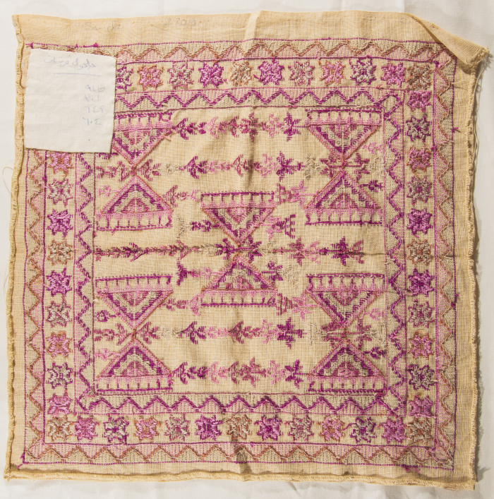 قطعة مُطرزةٌ أنتجتها نساء جمعية إنعاش المخيم، لبنان، سبعينيات القرن العشرين