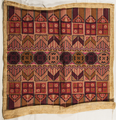 قطعة مُطرزةٌ أنتجتها نساء جمعية إنعاش المخيم، لبنان، سبعينيات القرن العشرين