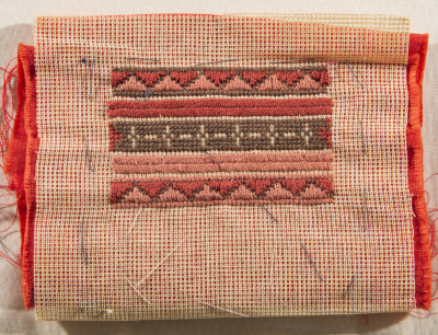 قطعة مُطرزةٌ أنتجتها نساء جمعية إنعاش المخيم، لبنان، سبعينيات القرن العشرين