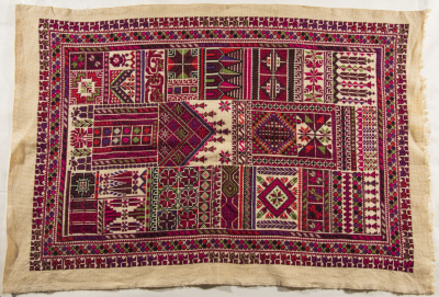 قطعة مُطرزةٌ أنتجتها نساء جمعية إنعاش المخيم، لبنان، سبعينيات القرن العشرين