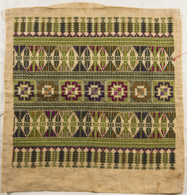 قطعة مُطرزةٌ أنتجتها نساء جمعية إنعاش المخيم، لبنان، سبعينيات القرن العشرين