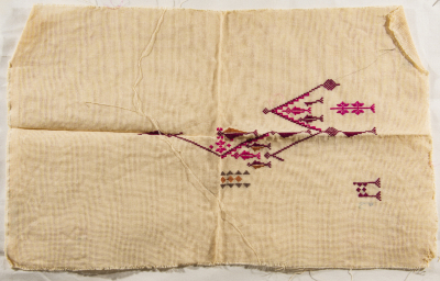 قطعة مُطرزةٌ أنتجتها نساء جمعية إنعاش المخيم، لبنان، سبعينيات القرن العشرين