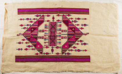 قطعة مُطرزةٌ أنتجتها نساء جمعية إنعاش المخيم، لبنان، سبعينيات القرن العشرين