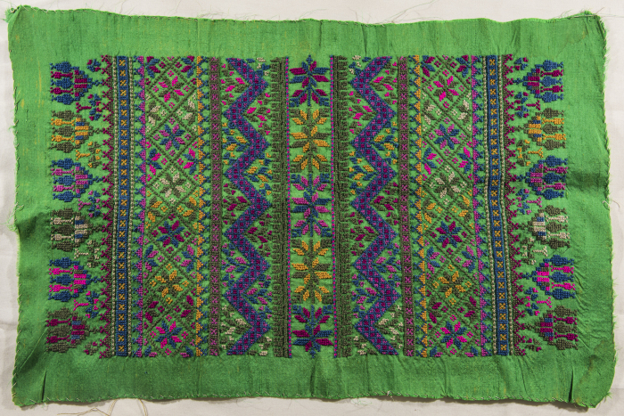 قطعة مُطرزةٌ أنتجتها نساء جمعية إنعاش المخيم، لبنان، سبعينيات القرن العشرين