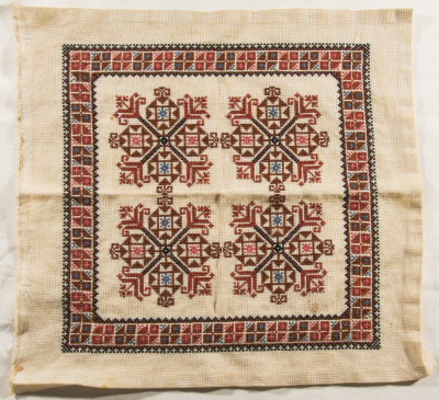 قطعة مُطرزةٌ أنتجتها نساء جمعية إنعاش المخيم، لبنان، سبعينيات القرن العشرين