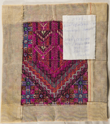 قطعة مُطرزةٌ أنتجتها نساء جمعية إنعاش المخيم، لبنان، سبعينيات القرن العشرين