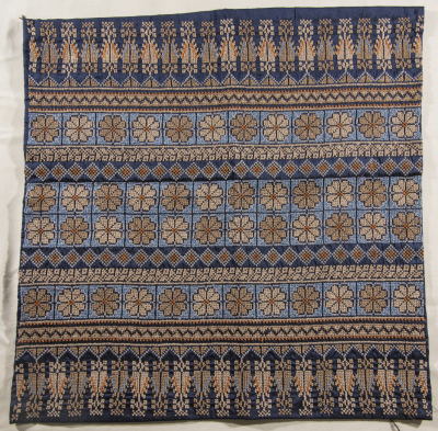 قطعة مُطرزةٌ أنتجتها نساء جمعية إنعاش المخيم، لبنان، سبعينيات القرن العشرين