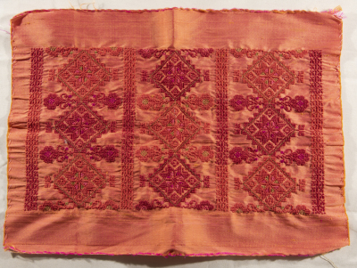 قطعة مُطرزةٌ أنتجتها نساء جمعية إنعاش المخيم، لبنان، سبعينيات القرن العشرين