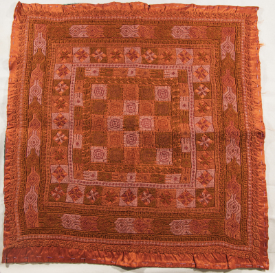 قطعة مُطرزةٌ أنتجتها نساء جمعية إنعاش المخيم، لبنان، سبعينيات القرن العشرين