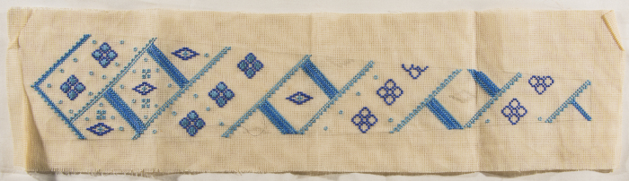 قطعة مُطرزةٌ أنتجتها نساء جمعية إنعاش المخيم، لبنان، سبعينيات القرن العشرين