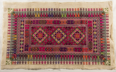 قطعة مُطرزةٌ أنتجتها نساء جمعية إنعاش المخيم، لبنان، سبعينيات القرن العشرين