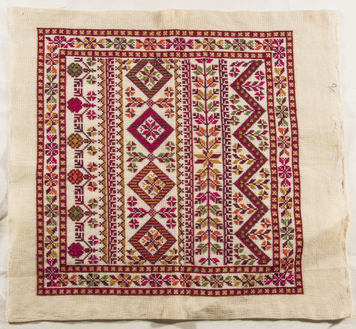 قطعة مُطرزةٌ أنتجتها نساء جمعية إنعاش المخيم، لبنان، سبعينيات القرن العشرين