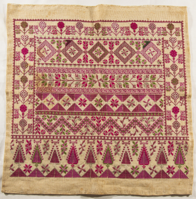 قطعة مُطرزةٌ أنتجتها نساء جمعية إنعاش المخيم، لبنان، سبعينيات القرن العشرين