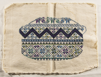 قطعة مُطرزةٌ أنتجتها نساء جمعية إنعاش المخيم، لبنان، سبعينيات القرن العشرين