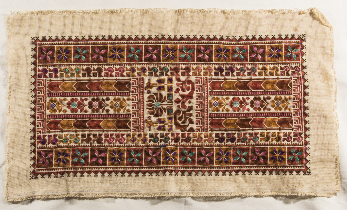 قطعة مُطرزةٌ أنتجتها نساء جمعية إنعاش المخيم، لبنان، سبعينيات القرن العشرين