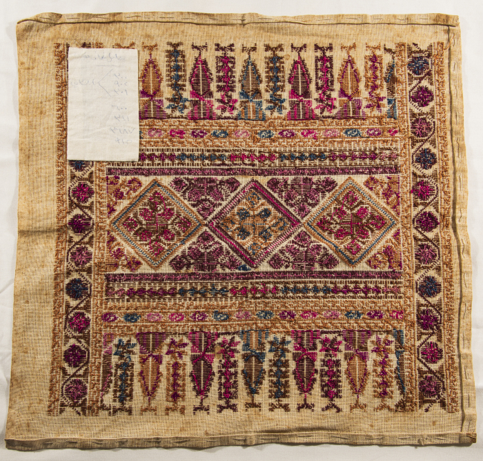 قطعة مُطرزةٌ أنتجتها نساء جمعية إنعاش المخيم، لبنان، سبعينيات القرن العشرين