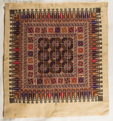 قطعة مُطرزةٌ أنتجتها نساء جمعية إنعاش المخيم، لبنان، سبعينيات القرن العشرين