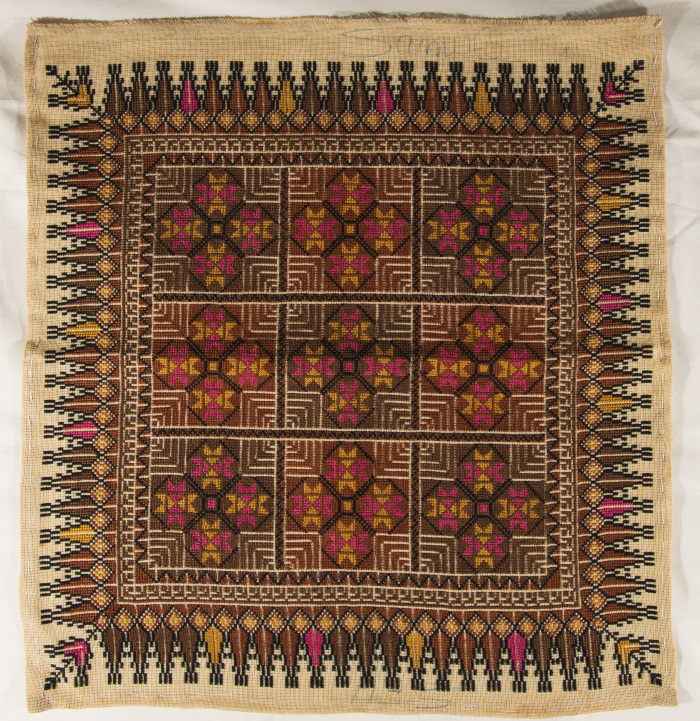 قطعة مُطرزةٌ أنتجتها نساء جمعية إنعاش المخيم، لبنان، سبعينيات القرن العشرين