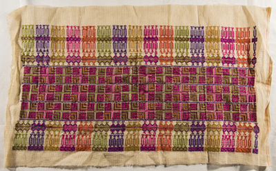 قطعة مُطرزةٌ أنتجتها نساء جمعية إنعاش المخيم، لبنان، سبعينيات القرن العشرين