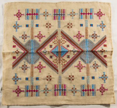 قطعة مُطرزةٌ أنتجتها نساء جمعية إنعاش المخيم، لبنان، سبعينيات القرن العشرين