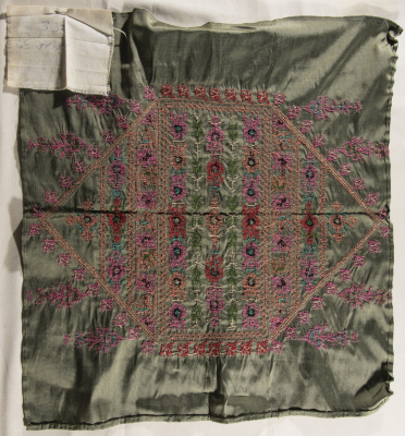 قطعة مُطرزةٌ أنتجتها نساء جمعية إنعاش المخيم، لبنان، سبعينيات القرن العشرين