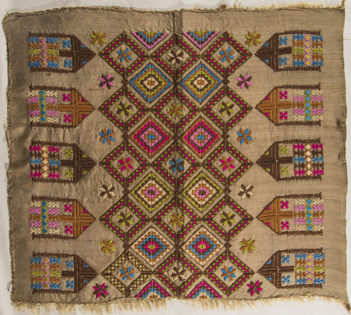 قطعة مُطرزةٌ أنتجتها نساء جمعية إنعاش المخيم، لبنان، سبعينيات القرن العشرين