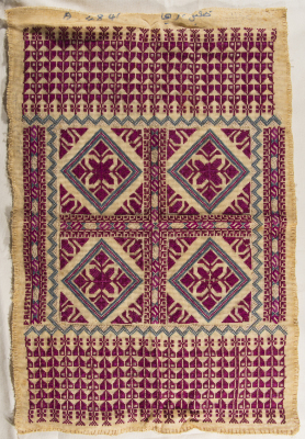 قطعة مُطرزةٌ أنتجتها نساء جمعية إنعاش المخيم، لبنان، سبعينيات القرن العشرين