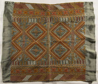 قطعة مُطرزةٌ أنتجتها نساء جمعية إنعاش المخيم، لبنان، سبعينيات القرن العشرين