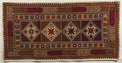 قطعة مُطرزةٌ أنتجتها نساء جمعية إنعاش المخيم، لبنان، سبعينيات القرن العشرين