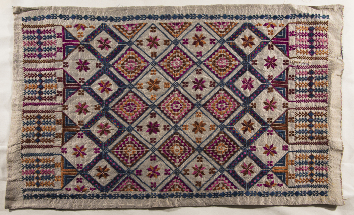 قطعة مُطرزةٌ أنتجتها نساء جمعية إنعاش المخيم، لبنان، سبعينيات القرن العشرين