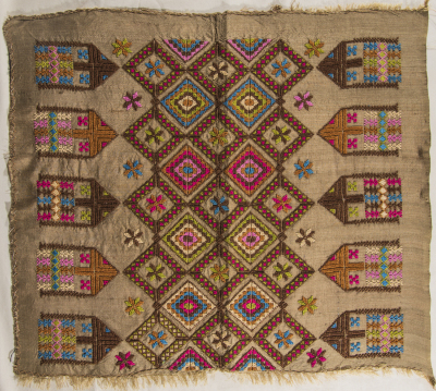 قطعة مُطرزةٌ أنتجتها نساء جمعية إنعاش المخيم، لبنان، سبعينيات القرن العشرين