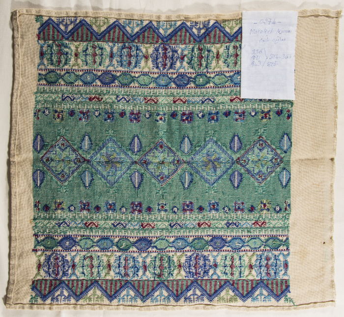 قطعة مُطرزةٌ أنتجتها نساء جمعية إنعاش المخيم، لبنان، سبعينيات القرن العشرين