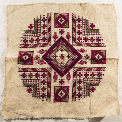 قطعة مُطرزةٌ أنتجتها نساء جمعية إنعاش المخيم، لبنان، سبعينيات القرن العشرين