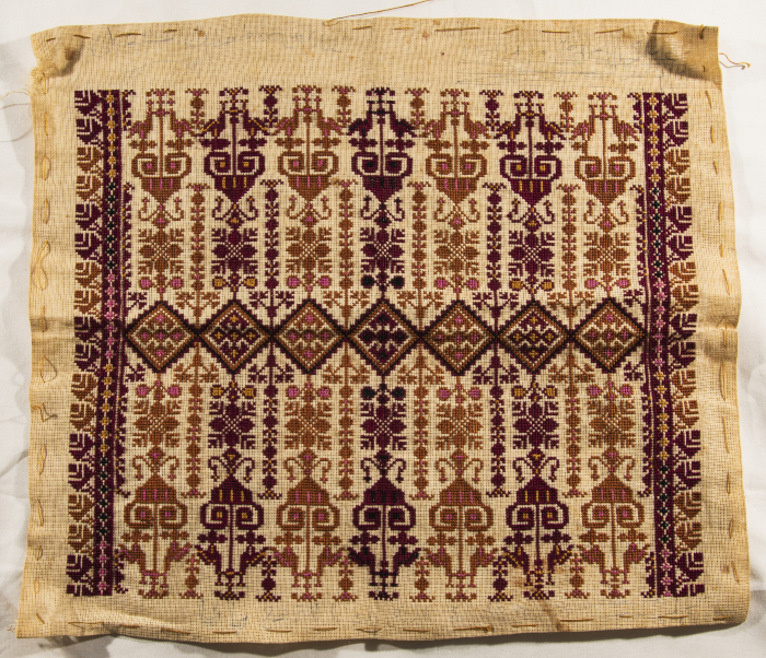 قطعة مُطرزةٌ أنتجتها نساء جمعية إنعاش المخيم، لبنان، سبعينيات القرن العشرين