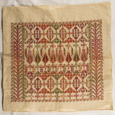 قطعة مُطرزةٌ أنتجتها نساء جمعية إنعاش المخيم، لبنان، سبعينيات القرن العشرين