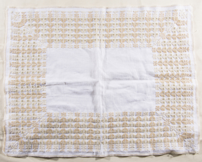 قطعة مُطرزةٌ أنتجتها نساء جمعية إنعاش المخيم، لبنان، سبعينيات القرن العشرين