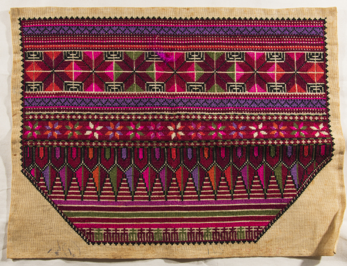 قطعة مُطرزةٌ أنتجتها نساء جمعية إنعاش المخيم، لبنان، سبعينيات القرن العشرين