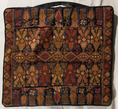 قطعة مُطرزةٌ أنتجتها نساء جمعية إنعاش المخيم، لبنان، سبعينيات القرن العشرين