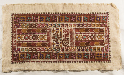 قطعة مُطرزةٌ أنتجتها نساء جمعية إنعاش المخيم، لبنان، سبعينيات القرن العشرين