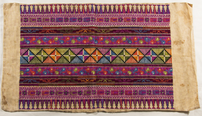 قطعة مُطرزةٌ أنتجتها نساء جمعية إنعاش المخيم، لبنان، سبعينيات القرن العشرين