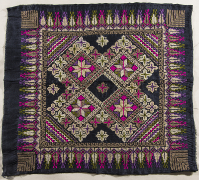 قطعة مُطرزةٌ أنتجتها نساء جمعية إنعاش المخيم، لبنان، سبعينيات القرن العشرين