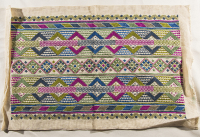 قطعة مُطرزةٌ أنتجتها نساء جمعية إنعاش المخيم، لبنان، سبعينيات القرن العشرين