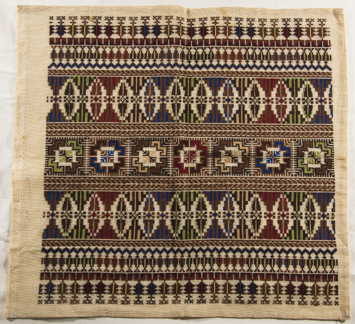 قطعة مُطرزةٌ أنتجتها نساء جمعية إنعاش المخيم، لبنان، سبعينيات القرن العشرين