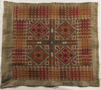 قطعة مُطرزةٌ أنتجتها نساء جمعية إنعاش المخيم، لبنان، سبعينيات القرن العشرين