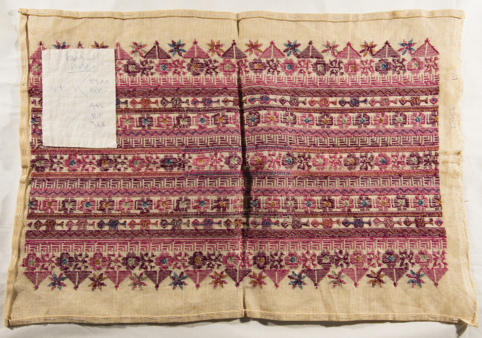 قطعة مُطرزةٌ أنتجتها نساء جمعية إنعاش المخيم، لبنان، سبعينيات القرن العشرين