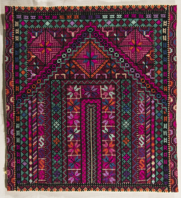 قطعة مُطرزةٌ أنتجتها نساء جمعية إنعاش المخيم، لبنان، سبعينيات القرن العشرين