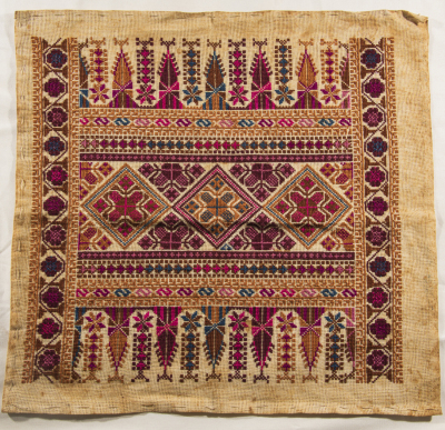 قطعة مُطرزةٌ أنتجتها نساء جمعية إنعاش المخيم، لبنان، سبعينيات القرن العشرين